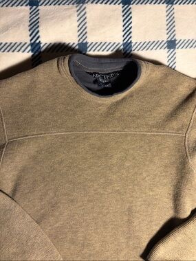Arc'teryx Men's Crewneck Sweater in Taj with Dark Trim